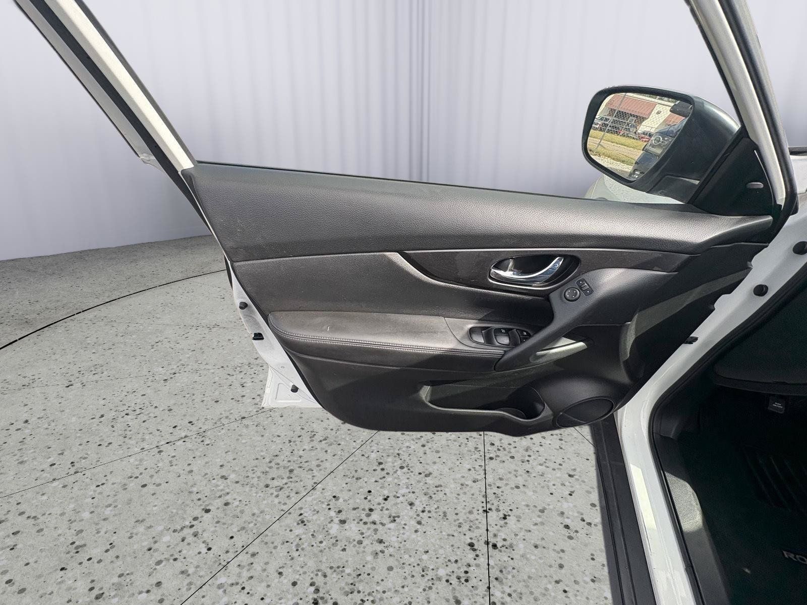 Used 2020 Nissan Rogue SV FWD image 17