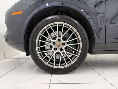 Certified 2023 Porsche Cayenne Platinum Edition image 16