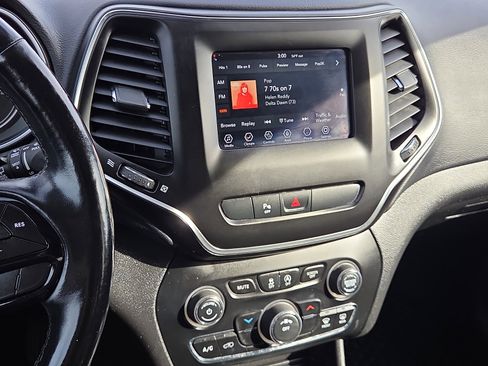 Used 2020 Jeep Cherokee Altitude image 16