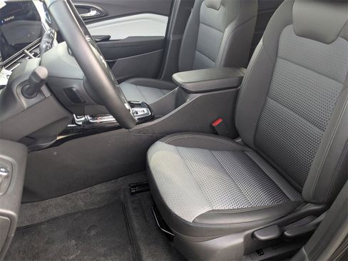 Used 2025 Chevrolet Trax LT w/ LT Convenience Package image 17