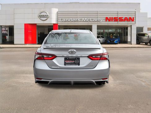 Used 2021 Toyota Camry SE image 4