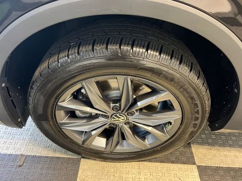 Certified 2023 Volkswagen Tiguan SE w/ Panoramic Sunroof Package FWD image 9