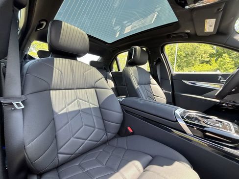 Used 2026 BMW 750e xDrive AWD/4WD image 28