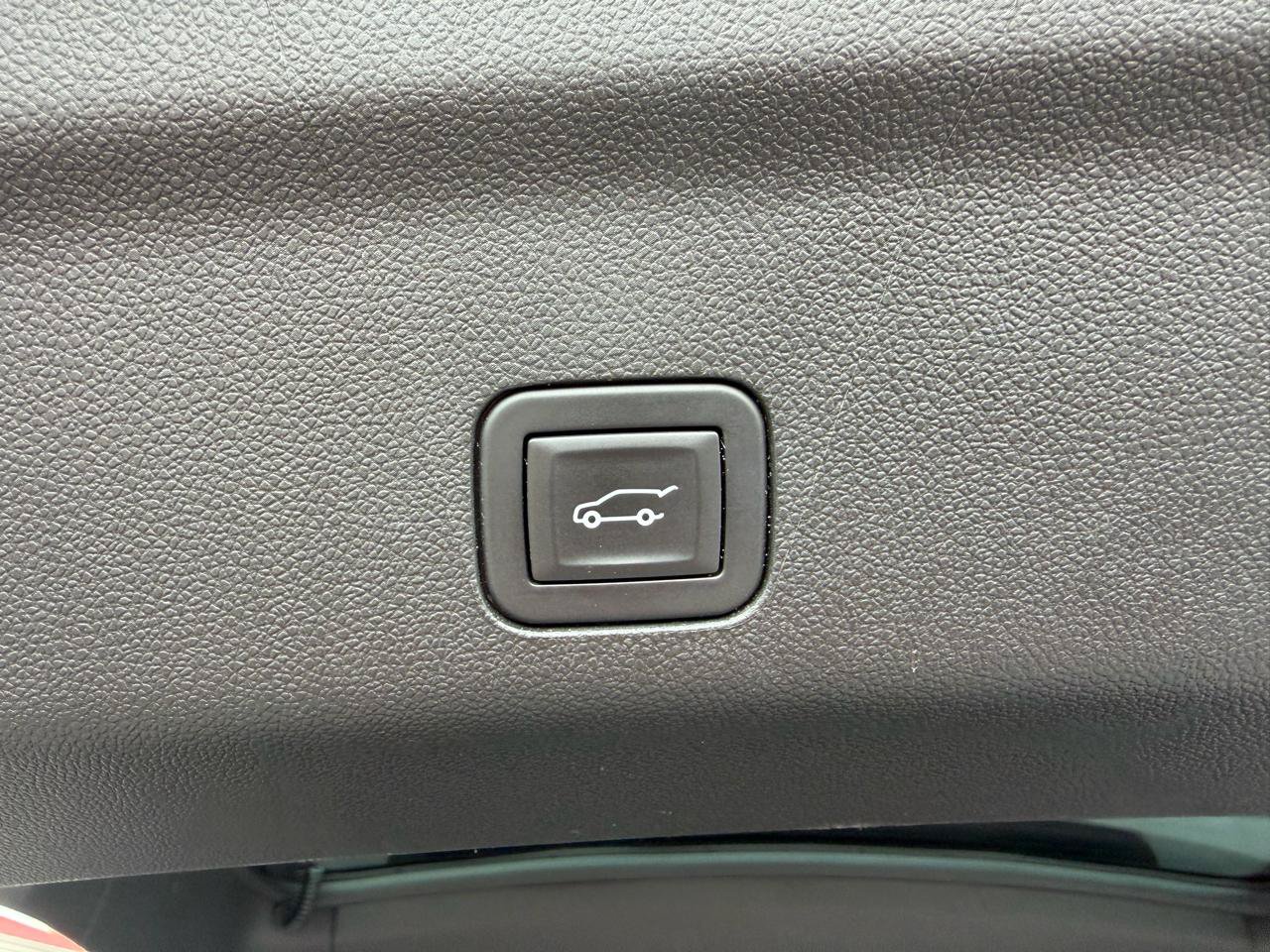 Used 2025 GMC Yukon XL Denali AWD/4WD image 7