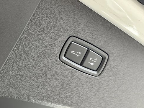 Certified 2023 Porsche Cayenne Platinum Edition image 20