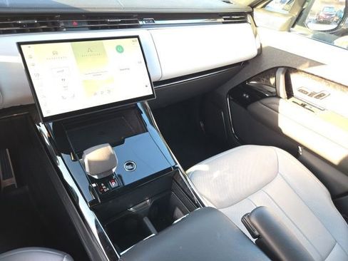 Used 2025 Land Rover Range Rover Sport Dynamic SE image 3
