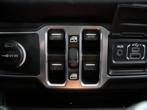 Used 2018 Jeep Wrangler Unlimited Sahara image 22