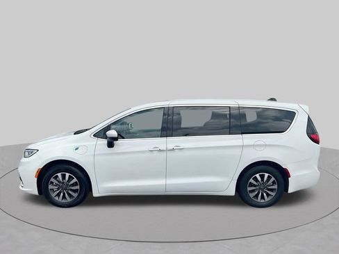 Used 2023 Chrysler Pacifica Touring-L FWD image 6