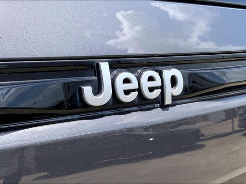 Used 2022 Jeep Grand Cherokee Summit w/ Adv Protech Group IV AWD/4WD image 30