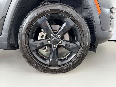 Used 2023 Jeep Grand Cherokee Altitude AWD/4WD image 38