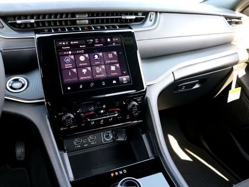 New 2025 Jeep Grand Cherokee L Laredo image 13