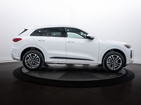 Certified 2025 Audi Q5 Premium w/ Convenience Package image 3