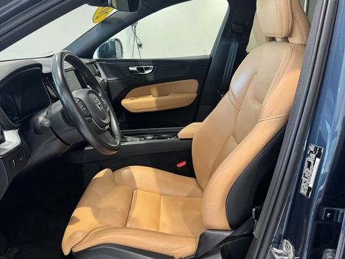 Used 2019 Volvo XC60 T5 Momentum w/ Multimedia Package AWD/4WD image 2