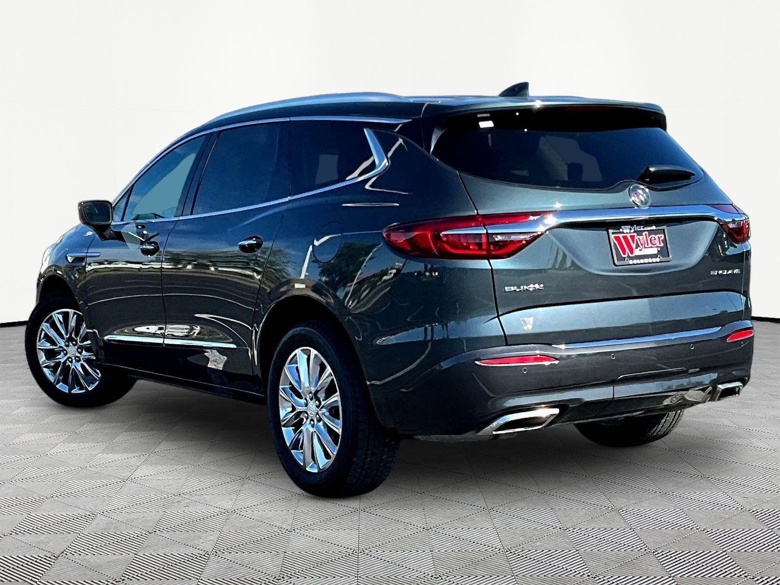 Used 2018 Buick Enclave Premium w/ Experience Buick Package FWD image 4