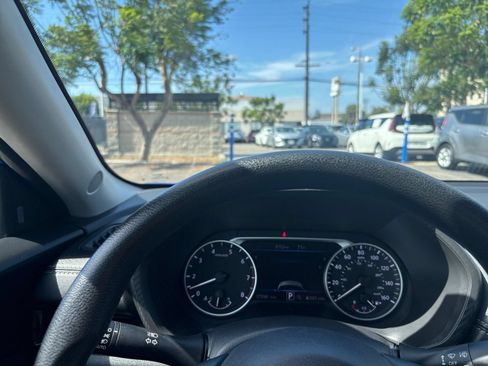 Used 2025 Nissan Sentra SV FWD image 33