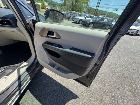 Used 2019 Chrysler Pacifica Touring-L FWD image 24