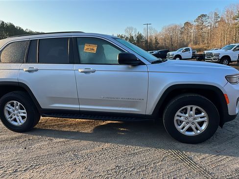 Used 2024 Jeep Grand Cherokee Laredo image 7