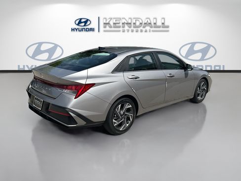 Used 2025 Hyundai Elantra SEL w/ Cargo Package FWD image 6