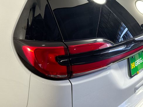 Used 2024 Chrysler Pacifica Touring-L image 34