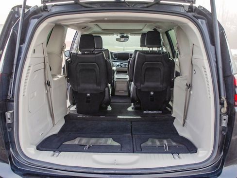 Used 2023 Chrysler Pacifica Limited FWD image 7