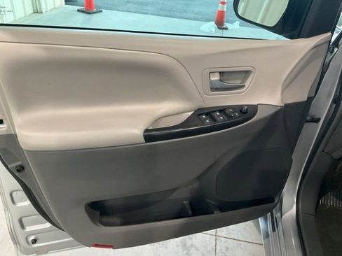 Used 2017 Toyota Sienna LE image 3