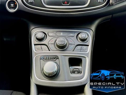 Used 2015 Chrysler 200 Limited w/ Convenience Group FWD image 9