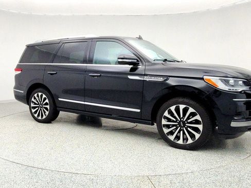 Used 2023 Lincoln Navigator Reserve image 3