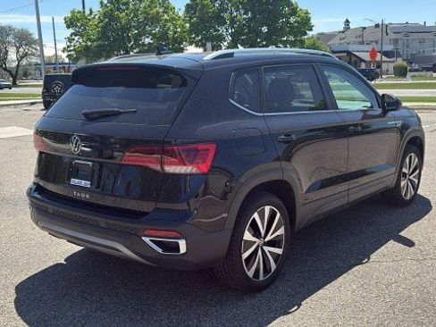 Used 2024 Volkswagen Taos SE image 3
