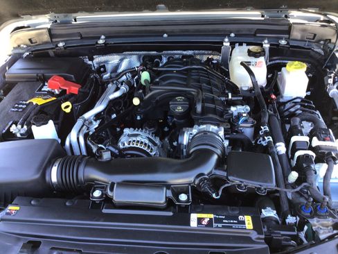 Used 2024 Jeep Gladiator Sport AWD/4WD image 11