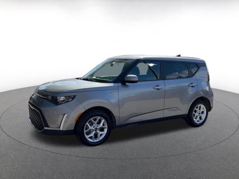 Used 2025 Kia Soul LX w/ LX Technology Package FWD image 8