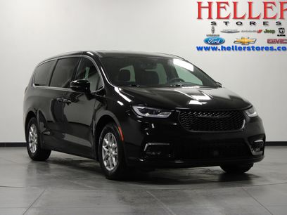 Used 2025 Chrysler Pacifica Select