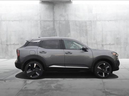 New 2026 Nissan Kicks SR w/ SR Premium Package FWD image 5