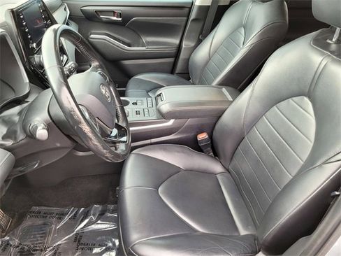 Used 2020 Toyota Highlander XLE image 16