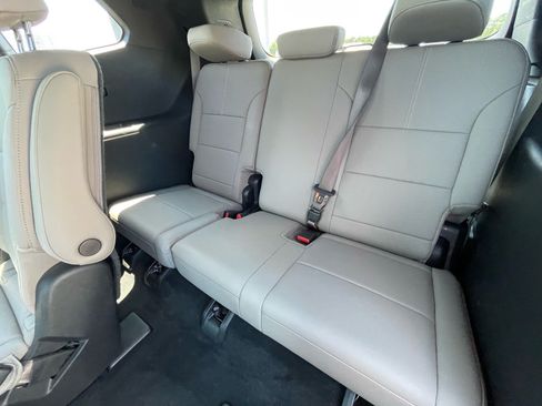 Used 2026 GMC Acadia Elevation w/ Elevation Premium Package FWD image 7