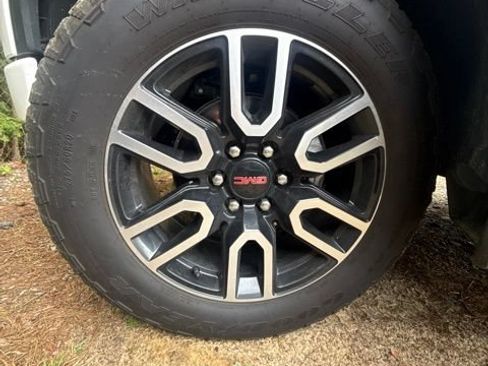 Used 2025 GMC Sierra 1500 AT4 w/ AT4 Premium Package AWD/4WD image 9