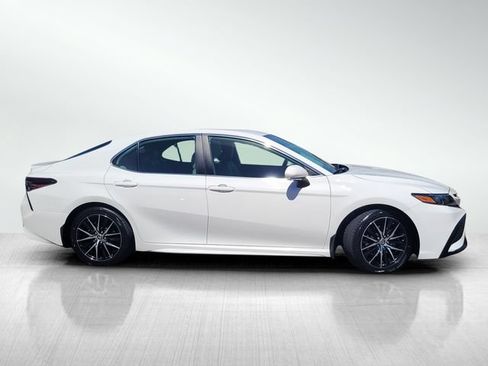 Used 2022 Toyota Camry SE FWD image 3