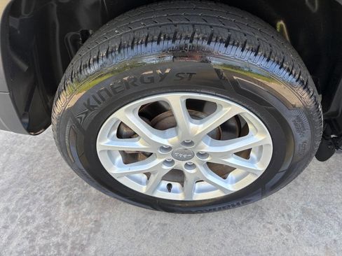 Used 2018 Jeep Cherokee Latitude Plus w/ Cold Weather Group image 25