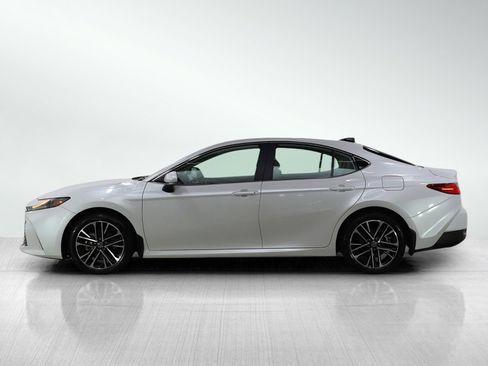 Used 2025 Toyota Camry XLE w/ Premium Plus Package image 2