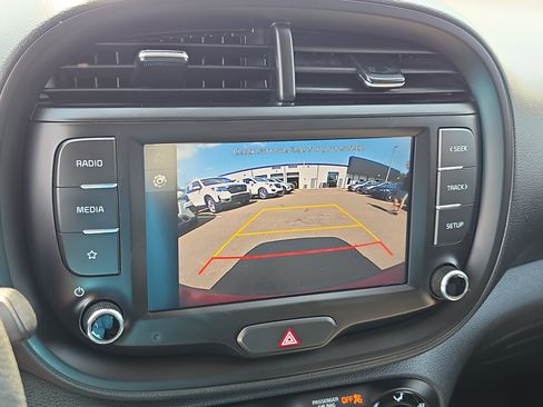 Certified 2025 Kia Soul LX w/ LX Technology Package FWD image 23