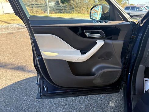 Used 2017 Jaguar F-PACE Prestige image 11