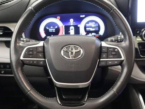 Used 2023 Toyota Highlander Limited FWD image 18