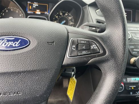 Used 2018 Ford Focus SE w/ SE Appearance Package image 17