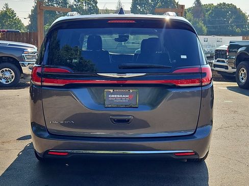 Used 2022 Chrysler Pacifica Touring-L FWD image 6