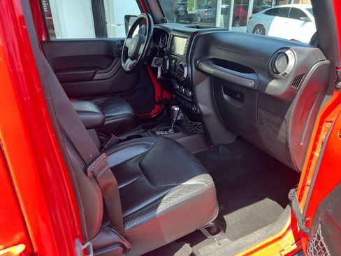 Used 2013 Jeep Wrangler Unlimited Sahara w/ Dual Top Group AWD/4WD image 9