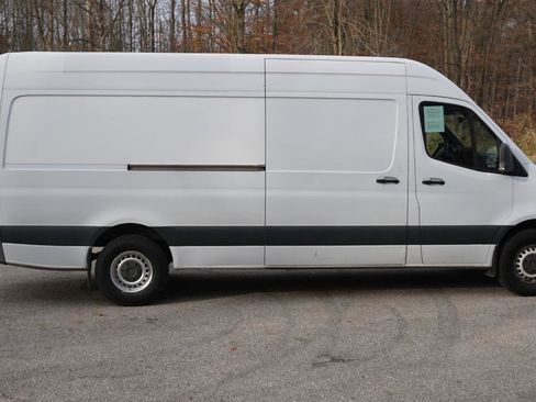 Used 2019 Freightliner Sprinter 170 RWD image 6
