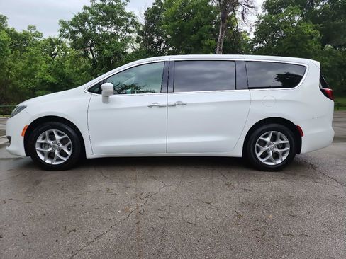 Used 2019 Chrysler Pacifica Touring Plus w/ Tire & Wheel Group image 2