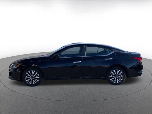 Used 2025 Nissan Altima 2.5 SV image 9