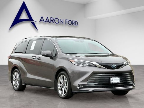 Used 2023 Toyota Sienna Platinum FWD image 8