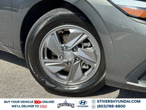 Used 2025 Hyundai Elantra SE FWD image 4