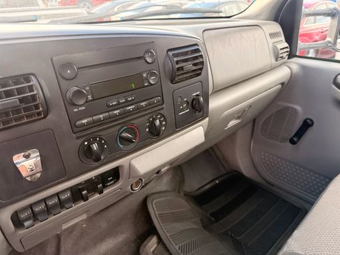 Used 2006 Ford F450 165 W.B. 2D image 12